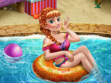 Анна плавает в бассейне